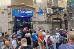 (Φώτος kerkida) Νάπολη: Χαμός στους δρόμους, συνωστισμός στην μπουτίκ!