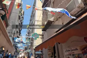 (Φώτος kerkida) Νάπολη: Χαμός στους δρόμους, συνωστισμός στην μπουτίκ!