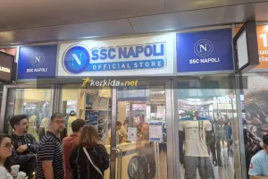(Φώτος kerkida) Νάπολη: Χαμός στους δρόμους, συνωστισμός στην μπουτίκ!