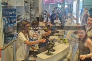 (Φώτος kerkida) Νάπολη: Χαμός στους δρόμους, συνωστισμός στην μπουτίκ!