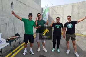 Ξεκίνησε το πάρτι των πρωταθλητών με φουκού έξω από το γήπεδο 