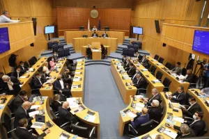 Τετάρτη στην Βουλή/Συζήτηση για χειραγώγηση, Παπαχαραλάμπους, ΚΟΠ-Κούμα
