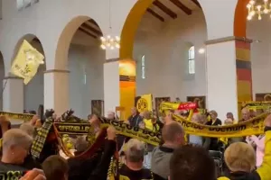 Οπαδοί της Ντόρτμουντ τραγούδησαν το «You'll never walk alone» μέσα σε Ναό!