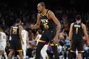 NBA: Μαγικοί Μπούκερ και Ντουράντ, λύγισαν τον μυθικό Γιόκιτς