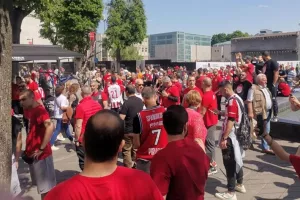 Ασταμάτητο τραγούδι από φίλους του Ολυμπιακού 