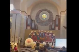 Τρέλα σε εκκλησία στη Νάπολη την ώρα της λειτουργίας: πρώτος ο ιερέας φώναζε συνθήματα! (Βίντεο)