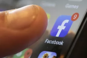 Facebook - Στέλνει αυτόματα αιτήματα φιλίας
