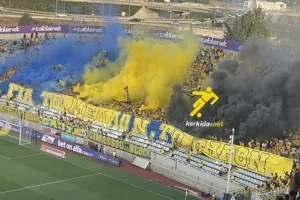 Η εντυπωσιακή "γαλαζοκίτρινη" υποδοχή της Θύρα 3 (φώτος/βίντεο)
