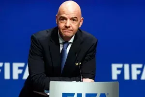 Ινφαντίνο για τις ρατσιστικές επιθέσεις: "Διακοπή και το παιχνίδι κρίνεται στα χαρτιά"