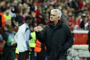 Ο Μουρίνιο δεν χάνει ευκαιρία να θίξει το κύρος της Τότεναμ: «Εδώ με αφήνουν να παίξω τον τελικό»!