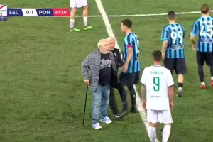 Έξαλλος πρόεδρος μπήκε στο γήπεδο με το μπαστούνι και έφυγε με το πατίνι! (βίντεο)