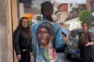 (ΒΙΝΤΕΟ) Έβαψε το γυμνό της σώμα στα χρώματα της Νάπολι και βγήκε στο δρόμο!