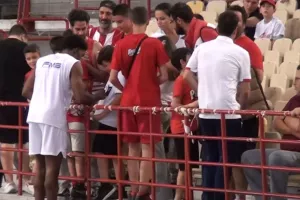 Το γεμάτο από παιδιά ΣΕΦ, ο χορός του Πάπας και οι οδηγίες του Μπαρτζώκα στον Αμπόση