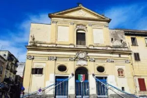 Ιερέας στη Νάπολη έντυσε… στα χρώματα του σκουντέτο την εκκλησία!