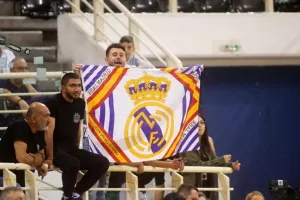 Σημαία της Ρεάλ στο PAOK Sports Arena για… πικάρισμα στον Ολυμπιακό