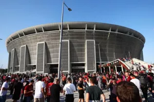 Φίλοι της Ρόμα περνούν δύο-δύο από τα τουρνικέ της «Puskas Arena»!