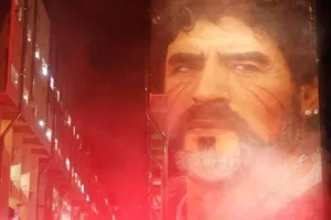 Οπαδοί της Νάπολι πανηγυρίζουν μπροστά στο μνημείο του Μαραντόνα! (βίντεο)