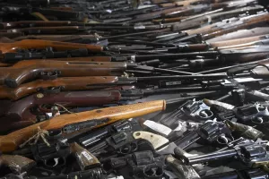 Σερβία: Παραδόθηκαν πάνω από 15.000 παράνομα όπλα