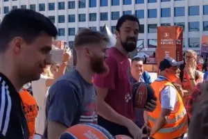  Ο Γουόκαπ κέρδισε σε διαγωνισμό τριπόντων και αποθεώθηκε