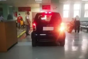 Οδηγός θρύλος μπήκε με το Smart στο ΚΑΤ και πάρκαρε στα επείγοντα