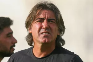 ΠΑΡΟΥΣΙΑΖΕΙ τον κόουτς