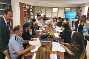 Φώτος/Υπογράφηκε το Μνημόνιο κατά της βίας - Το kerkida στο Υπουργείο