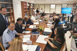 Φώτος/Υπογράφηκε το Μνημόνιο κατά της βίας - Το kerkida στο Υπουργείο