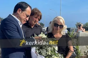 Έφθασε και κατέθεσε λουλούδια ο Νίκος Χριστοδουλίδης (φώτος/βίντεο)