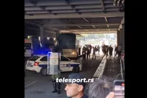 Παρτίζαν - Ερ. Αστέρας: Υποδοχή με κροτίδες στους «ερυθρόλευκους»