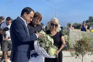 Έφθασε και κατέθεσε λουλούδια ο Νίκος Χριστοδουλίδης (φώτος/βίντεο)