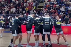 Χάος στη Χάλα Πιονίρ, βροχή αντικειμένων στην Παρτίζαν από τους οπαδούς του Ερ. Αστέρα