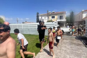 Το... απόλαυσαν με νεροπόλεμο! (φώτος)