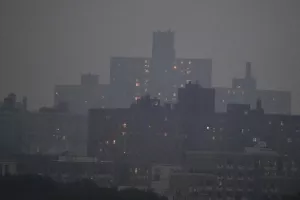 Πνίγεται στους καπνούς η Νέα Υόρκη εξαιτίας των πυρκαγιών στον Καναδά