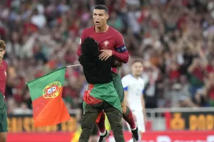 Οπαδός εισέβαλε στον αγωνιστικό χώρο, πήρε αγκαλιά τον Ρονάλντο και τον σήκωσε στον αέρα