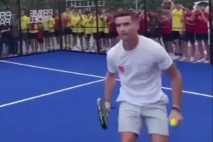 Ο Κριστιάνο Ρονάλντο έπαιξε Padel στη Σιγκαπούρη και αποθεώθηκε