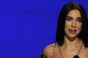 Dua Lipa: «Πυρά» κατά της κυβέρνησης Σούνακ