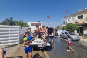 Το... απόλαυσαν με νεροπόλεμο! (φώτος)