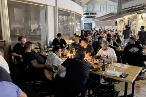 Δείπνησαν όλοι μαζί (φώτος)