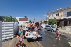 Το... απόλαυσαν με νεροπόλεμο! (φώτος)