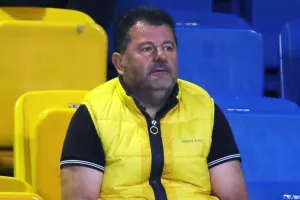 Παρακολουθεί...