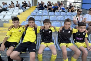 Αγκαλιασμένοι οι μικροί της ΠΑΕΕΚ και του ΑΣΙΛ 