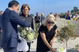 Έφθασε και κατέθεσε λουλούδια ο Νίκος Χριστοδουλίδης (φώτος/βίντεο)