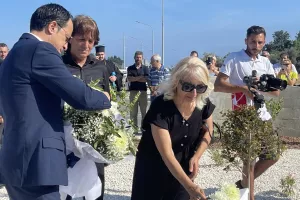 Έφθασε και κατέθεσε λουλούδια ο Νίκος Χριστοδουλίδης (φώτος/βίντεο)