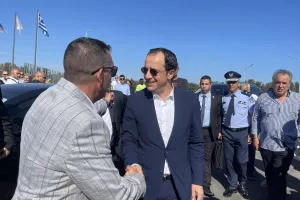 Έφθασε και κατέθεσε λουλούδια ο Νίκος Χριστοδουλίδης (φώτος/βίντεο)