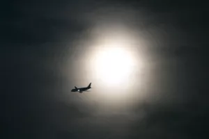 Συναγερμός σε αεροπλάνο μετά την προσγείωση για τοποθέτηση βόμβας