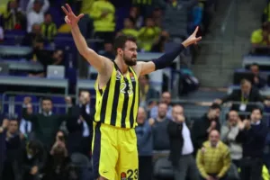 Απίθανο buzzer beater του Γκούντουριτς πίσω από το κέντρο