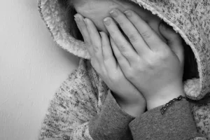 17χρονος παρενόχλησε την ανήλικη ξαδέρφη του και μία φίλη της