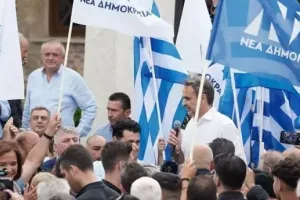 "Η φανέλα της Νέας Δημοκρατίας είναι πολύ βαριά και είναι γαλανόλευκη"