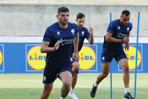 Δεν είναι διαθέσιμος... 