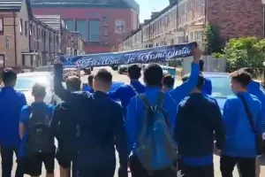 ΑΝΟ/Έξω από το "Anfield" το τραγούδι "Χώμα που περπάτησα" (βίντεο)